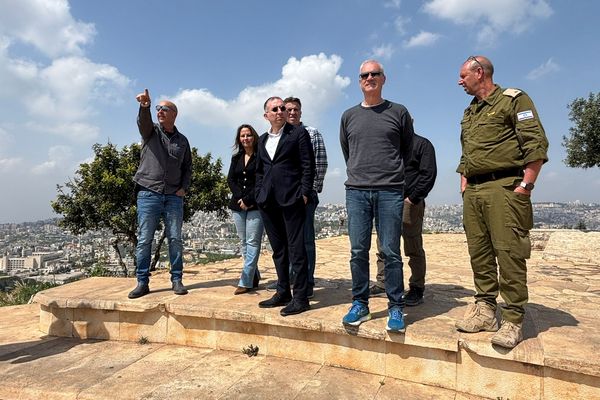 ראשת המועצה עם מנכל משרד הפנים בסיור בעמק