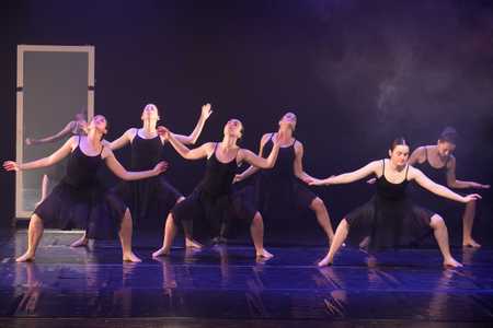 רקדניות מגמת המחול של בית האמנויות