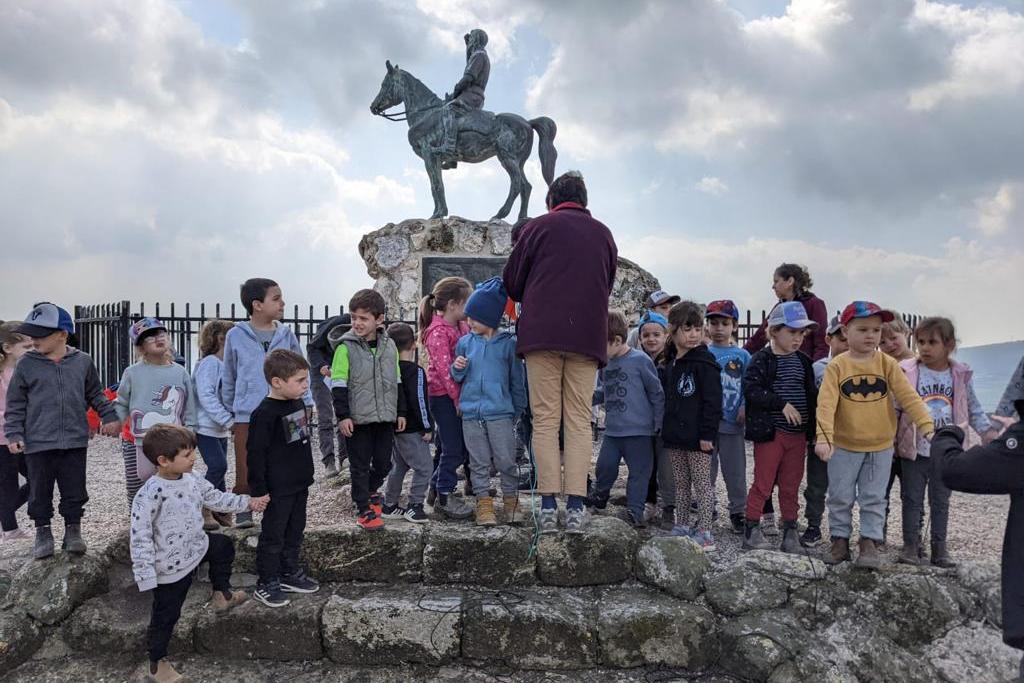 ילדי גן כלנית מקיבוץ אלונים בפסל אלכסנדר זייד
