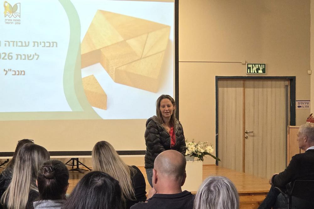 ראשת המועצה מברכת בפתיחת הערב