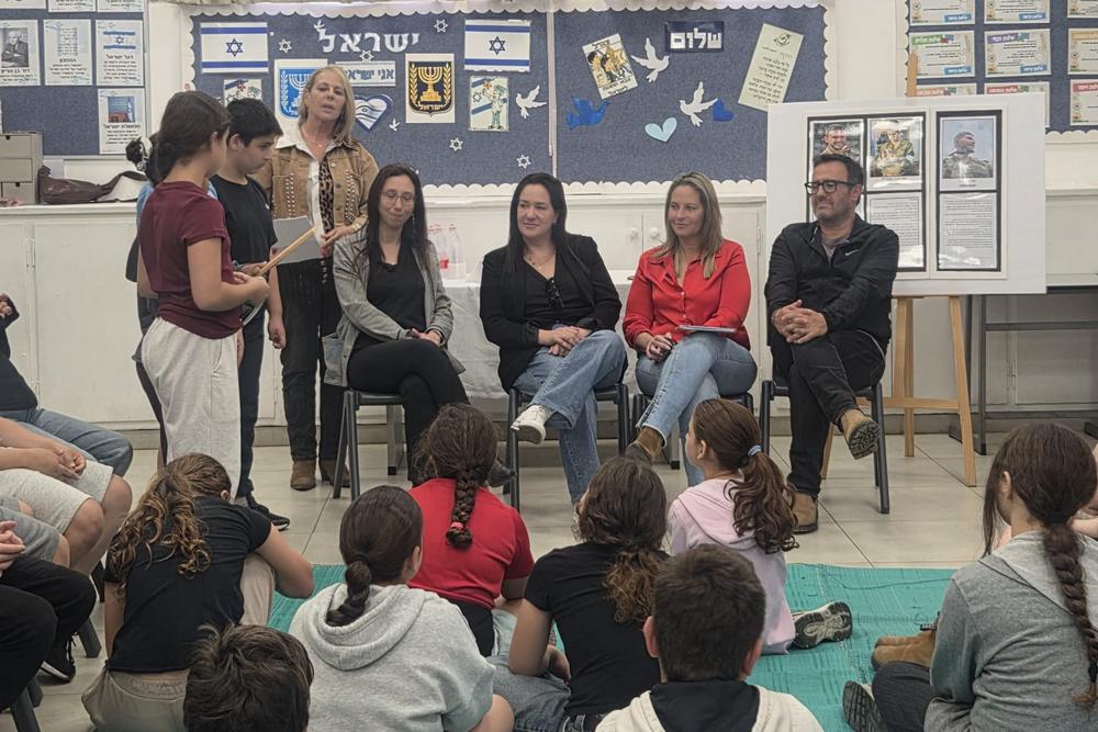 אבי הרוש, ראשת המועצה, יהב סוקר והילה הררי בזמן הקראת הספר 'השביל של ריף'
