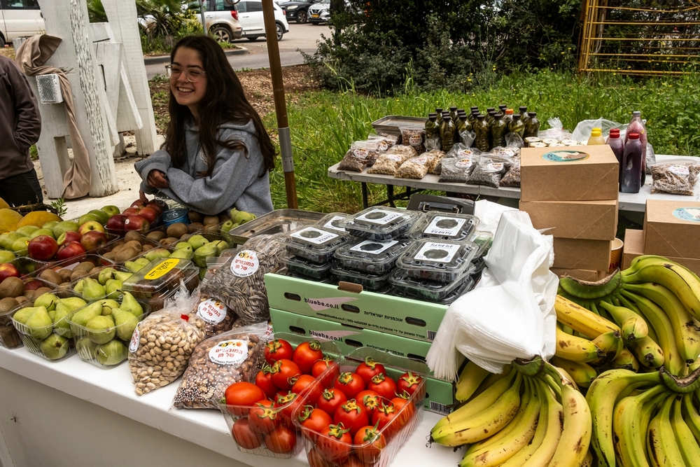 דוכן פירות ופיצוחים בשוק איכרים