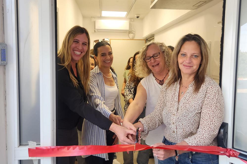 גזירת סרט במרכז הטיפולי החדש לנפגעות ונפגעי פגיעה מינית