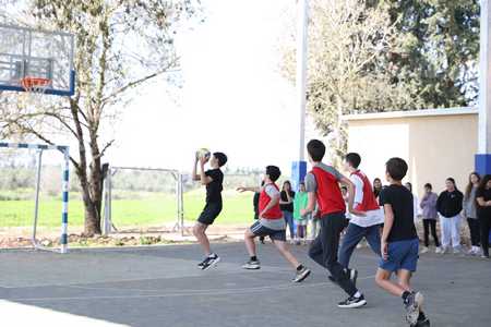 ילדים משחקים כדורסל במגרש המקורה החדש