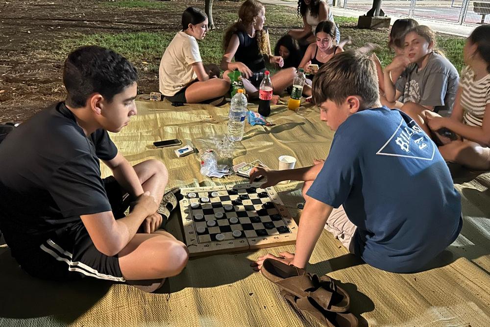 ילדים משחקים שחמט במסגרת סיירת מחצלות