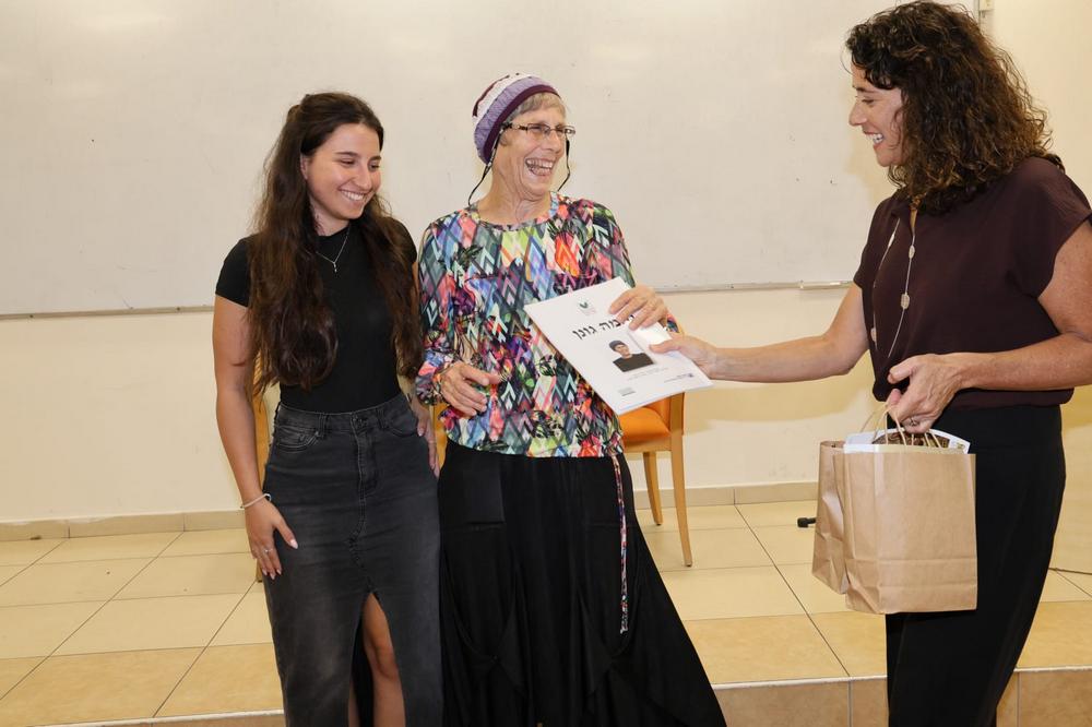 הענקת סיפור החיים המודפס לתושבת ותיקה ולסטודנטית 