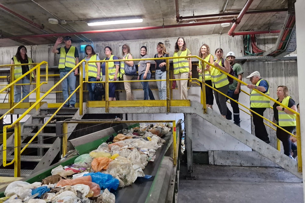 צוות בית ספר אופקים ממרחביה במרכז מיון פסולת אמניר