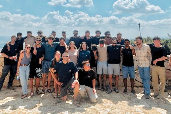 משפחת יפה וקבוצת משתתפים.ות במסע