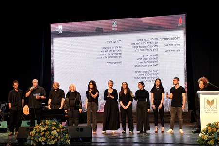 כל המשתתפים של אירוע 'שרים לזכרם' על הבמה