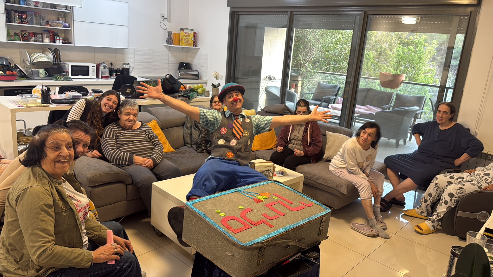 תמונה קבוצתית במפגש של דיירים עם ליצן