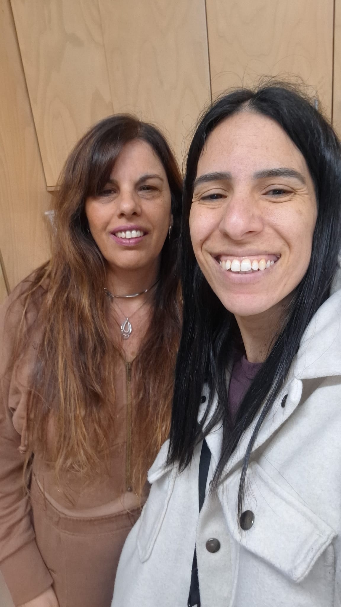 תמונה בה רואים את יעקב ברבי חבר להקת שווים מנגן על פסנתר