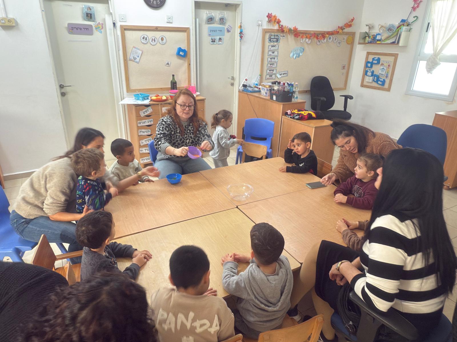 תמונה קבוצתית במפגש של דיירים עם ליצן