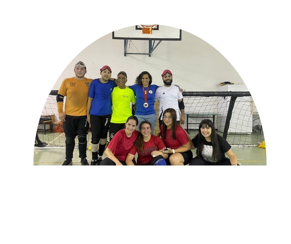 בתמונה חברי קבוצת הכדור שער 