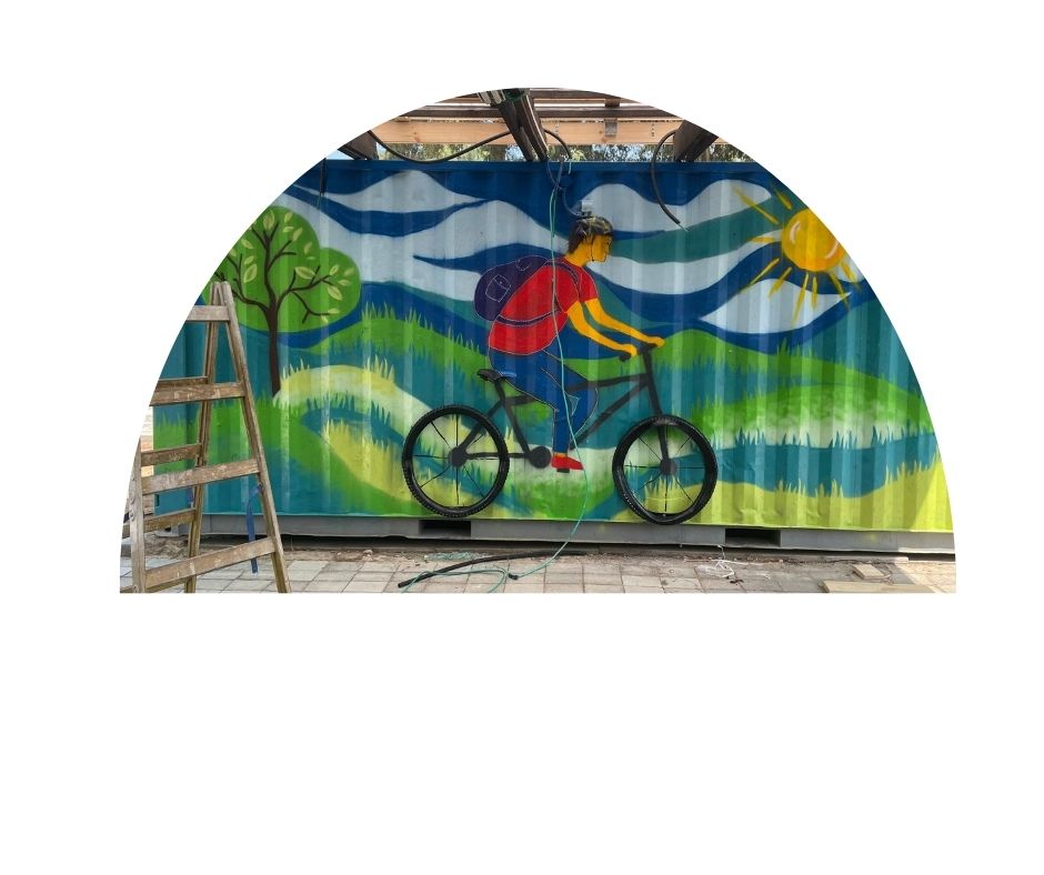 בתמונה איור גרפיטי חדש על מכולה של האפנים בקריית חיים