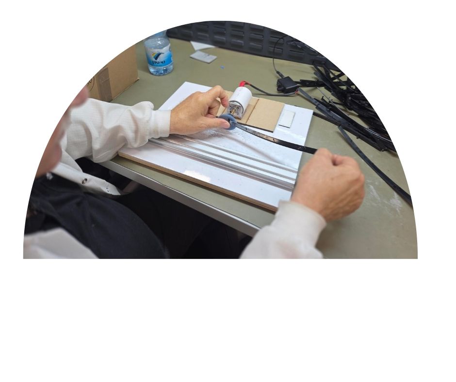 בתמונה מוצג מתקן מיוחד לעבודה במפעל המקדם