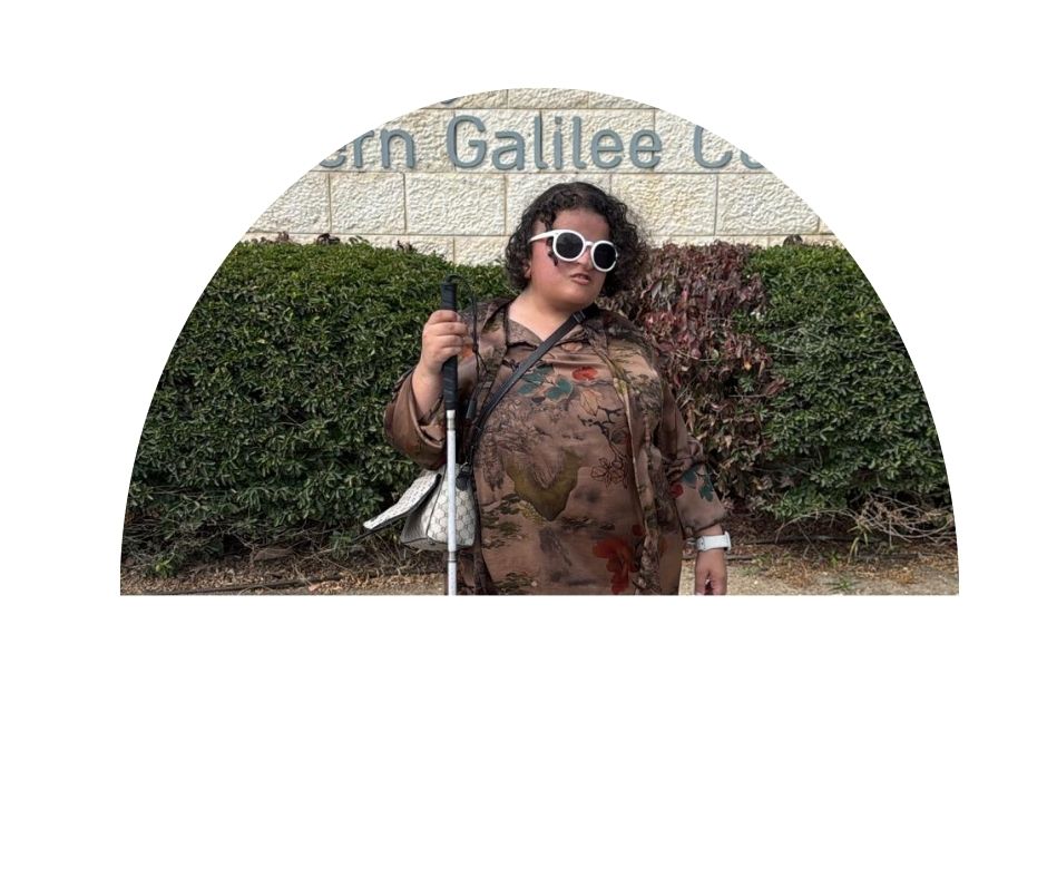 בתמונה רואה טיהא מקבלת שירות בוגרת המעונות והמכינות במגדל אור 